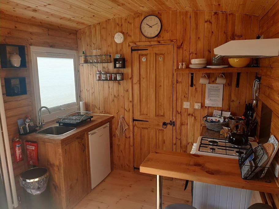 Anglesey New Modern Shepherds Hut With Spa Hot Tub Gwalchmai ภายนอก รูปภาพ
