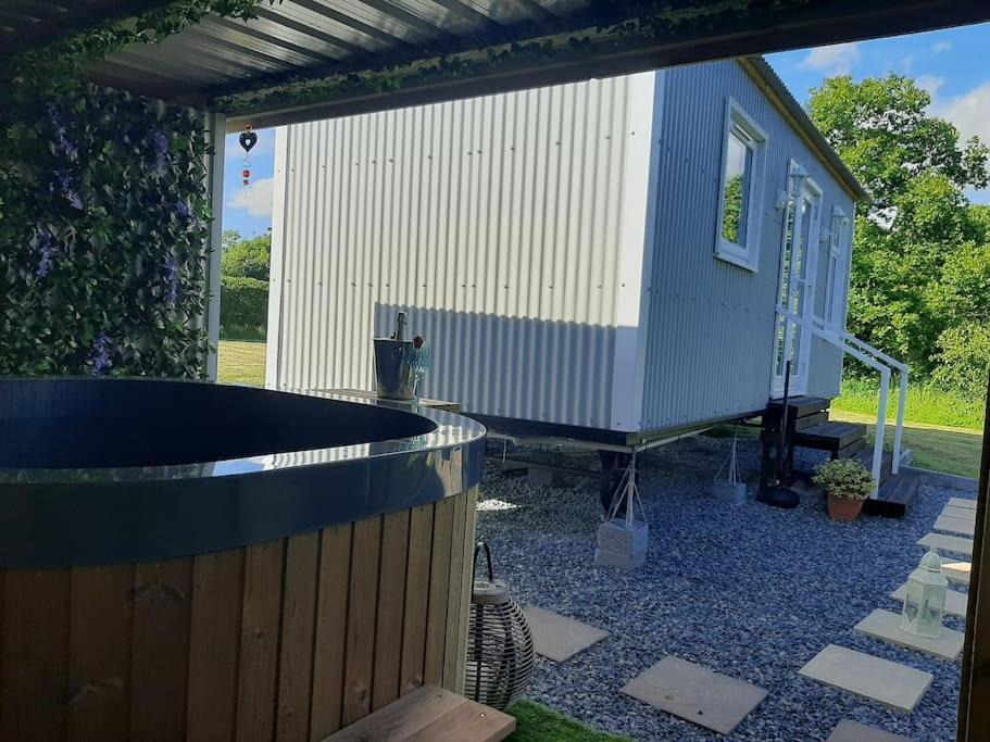 Anglesey New Modern Shepherds Hut With Spa Hot Tub Gwalchmai ภายนอก รูปภาพ
