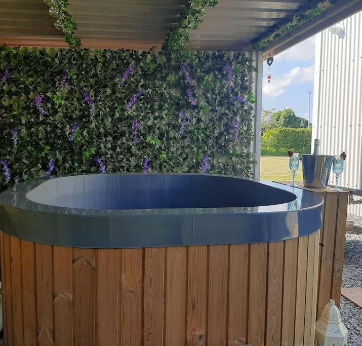 Anglesey New Modern Shepherds Hut With Spa Hot Tub Gwalchmai ภายนอก รูปภาพ