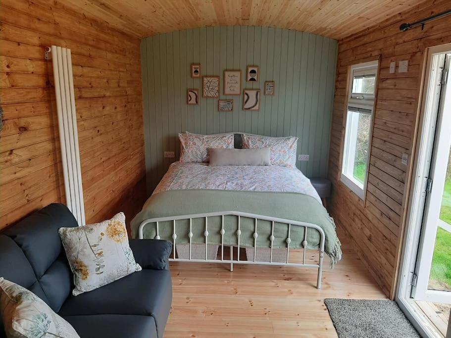 Anglesey New Modern Shepherds Hut With Spa Hot Tub Gwalchmai ภายนอก รูปภาพ
