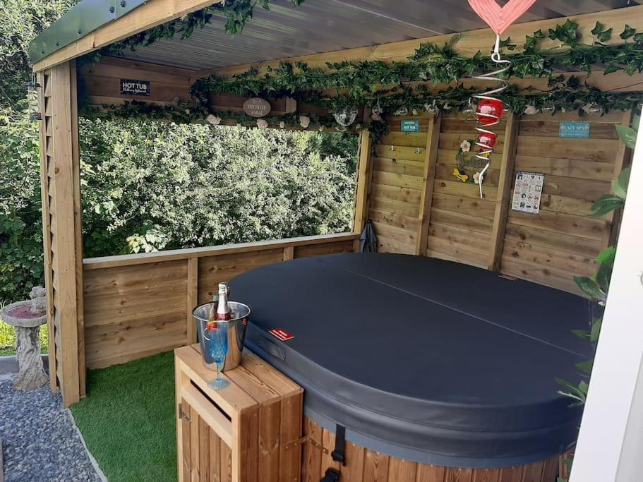Anglesey New Modern Shepherds Hut With Spa Hot Tub Gwalchmai ภายนอก รูปภาพ